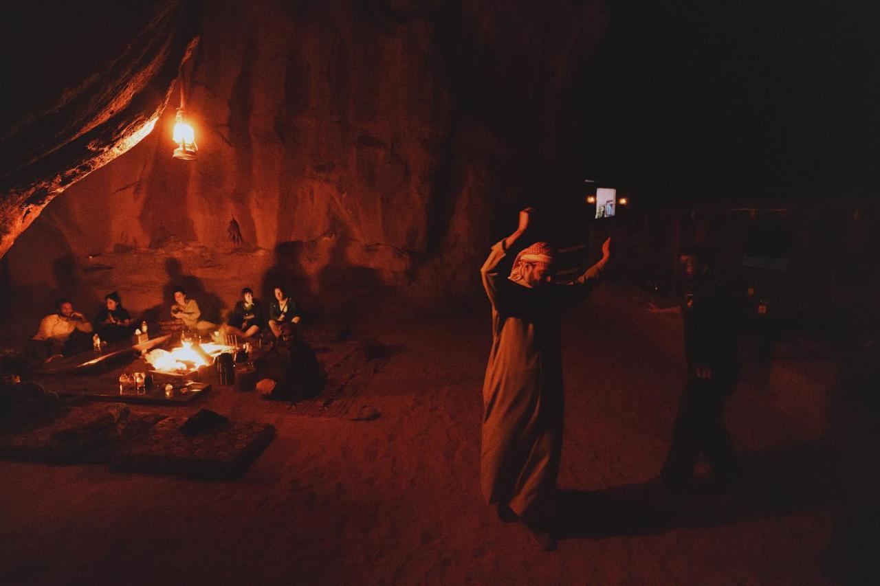 Bedouin Nights Camp Hotel Wadi Rum Bagian luar foto